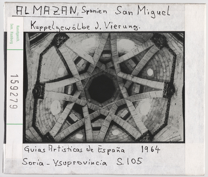 Vorschaubild Almazan: San Miguel, Inneres, Blick in die Kuppel der Vierung 